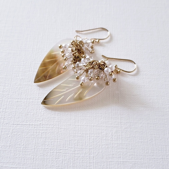 Shell pearl gold plated hook earring - Picture 2 of 4